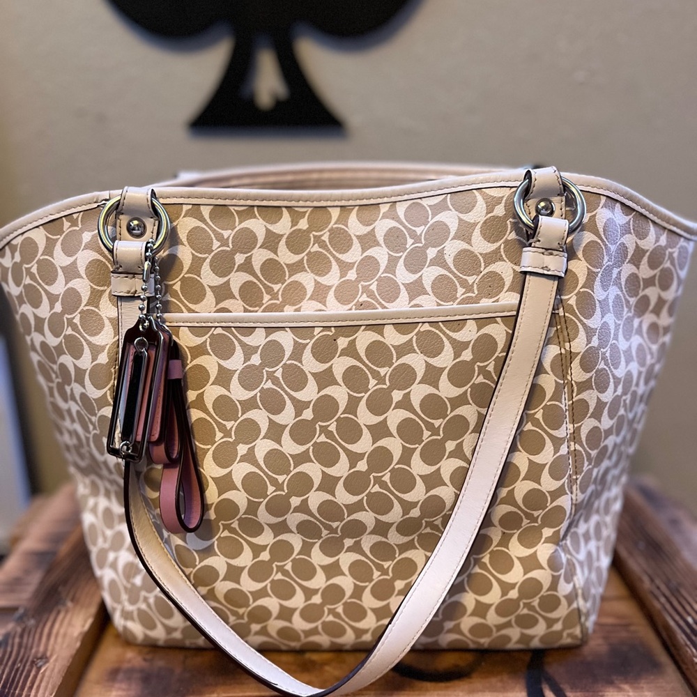 Coach Signature Chelsea Lea Medium Shoulder Tote Bag 10x16 GReat condition - Picture 3 of 7